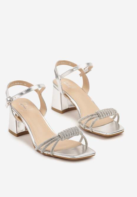 Srebrne Sandały na Słupku Ozdobione Cyrkoniami Nilomessa