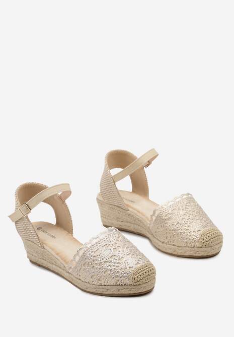 Złote Sandały w Stylu Espadryli na Koturnie z Plecionką i Ażurowym Noskiem Bellisae