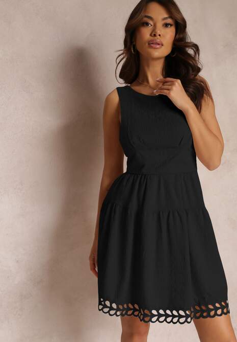 Czarna Sukienka Bez Rękawów z Falbanką i Koronką na Dole Divina
