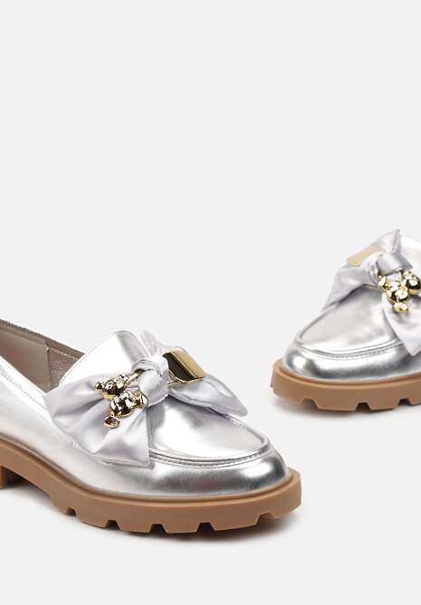 Srebrne Mokasyny z Kokardą i Metalową Ozdobą Inlevo