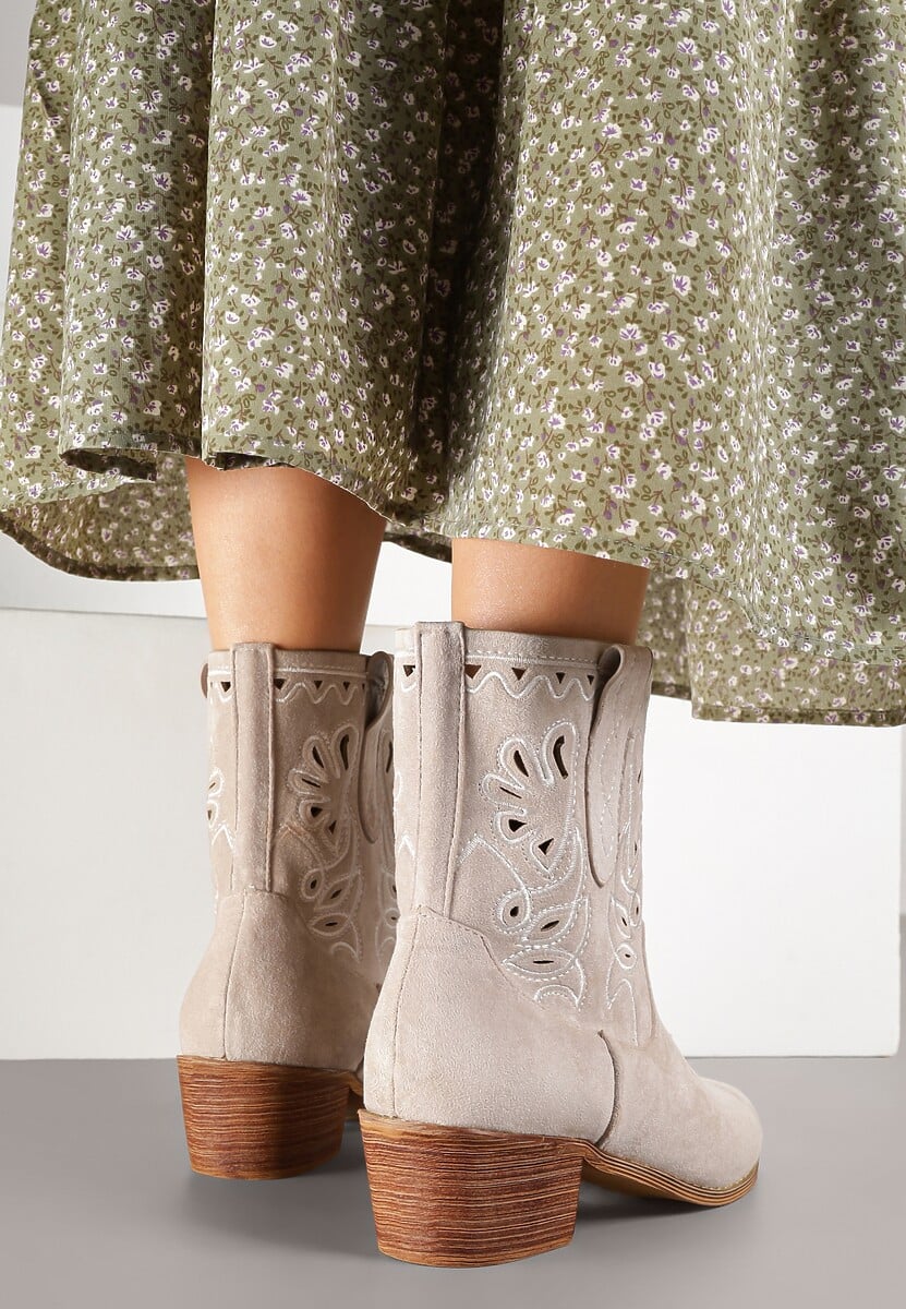 Jasnobeżowe Botki Kowbojki Vices na Słupku Ozdobione Haftem Nelithen