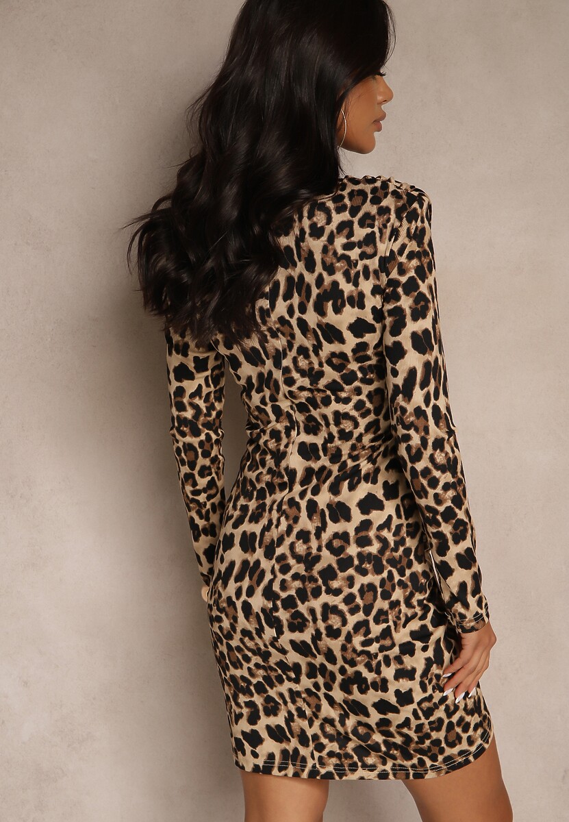 Ciemnobeżowa Dopasowana Panterkowa Sukienka z Marszczeniem i Usztywnioną Linią Ramion Tifilena