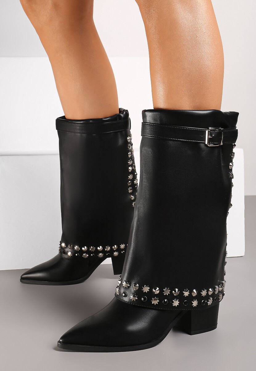 Czarne Kozaki Kowbojki na Słupku Ozdobione Klamrą Ćwiekami i Wywiniętą Cholewką Izavira