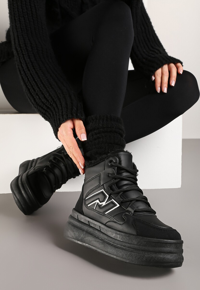 Czarne Sznurowane Sneakersy na Tłoczonej Platformie Ozdobione z Boku Aplikacją Neathalie
