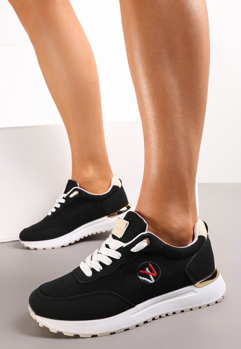 Czarne Sneakersy z Haftowaną Naszywką i Metaliczną Wstawką Elnara