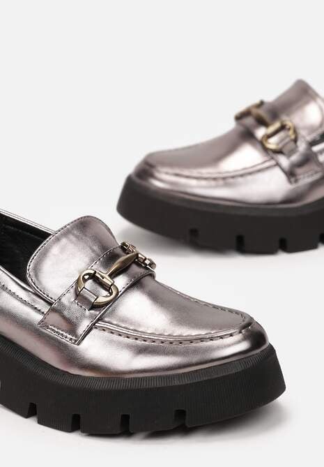 Srebrne Mokasyny z Metalową Ozdobą na Grubej Podeszwie Masilda