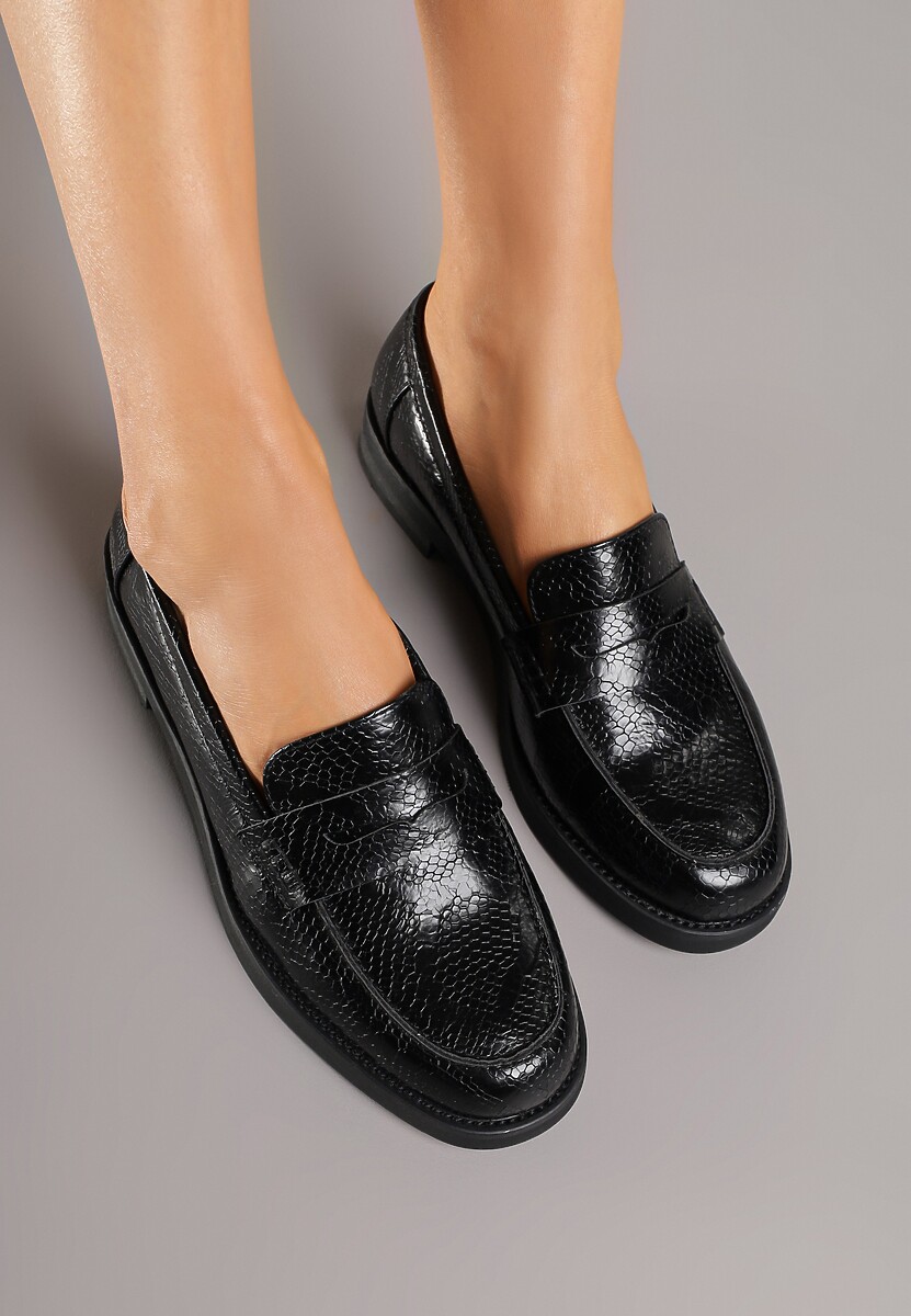 Czarne Mokasyny z Wężowym Motywem Latanna