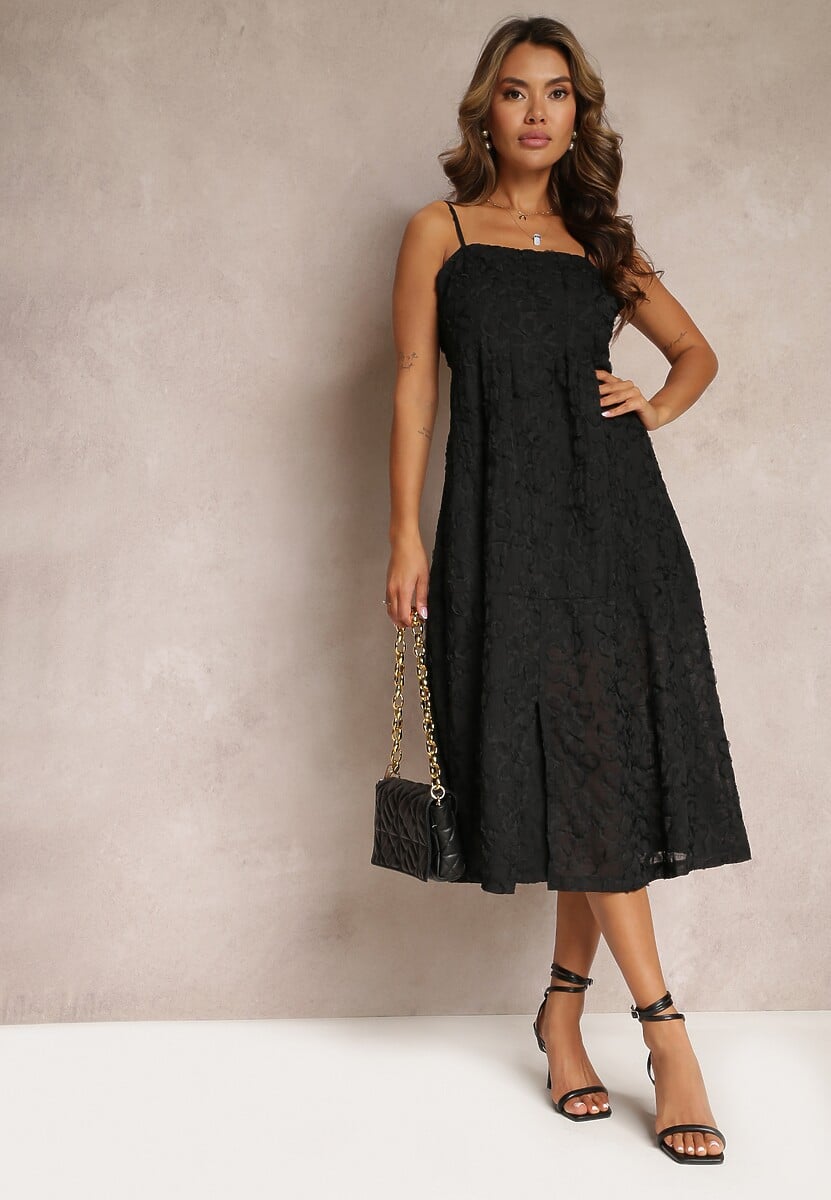 Czarna Sukienka z Delikatną Fakturą i Rozcięciem na Dole Kendia