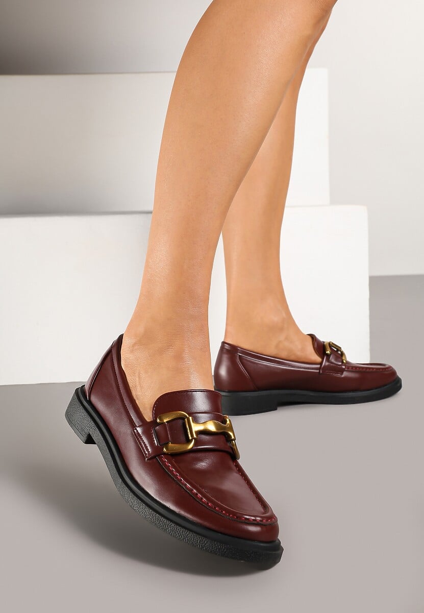 Bordowe Mokasyny na Płaskiej Podeszwie Ozdobione Klamrą Relabra