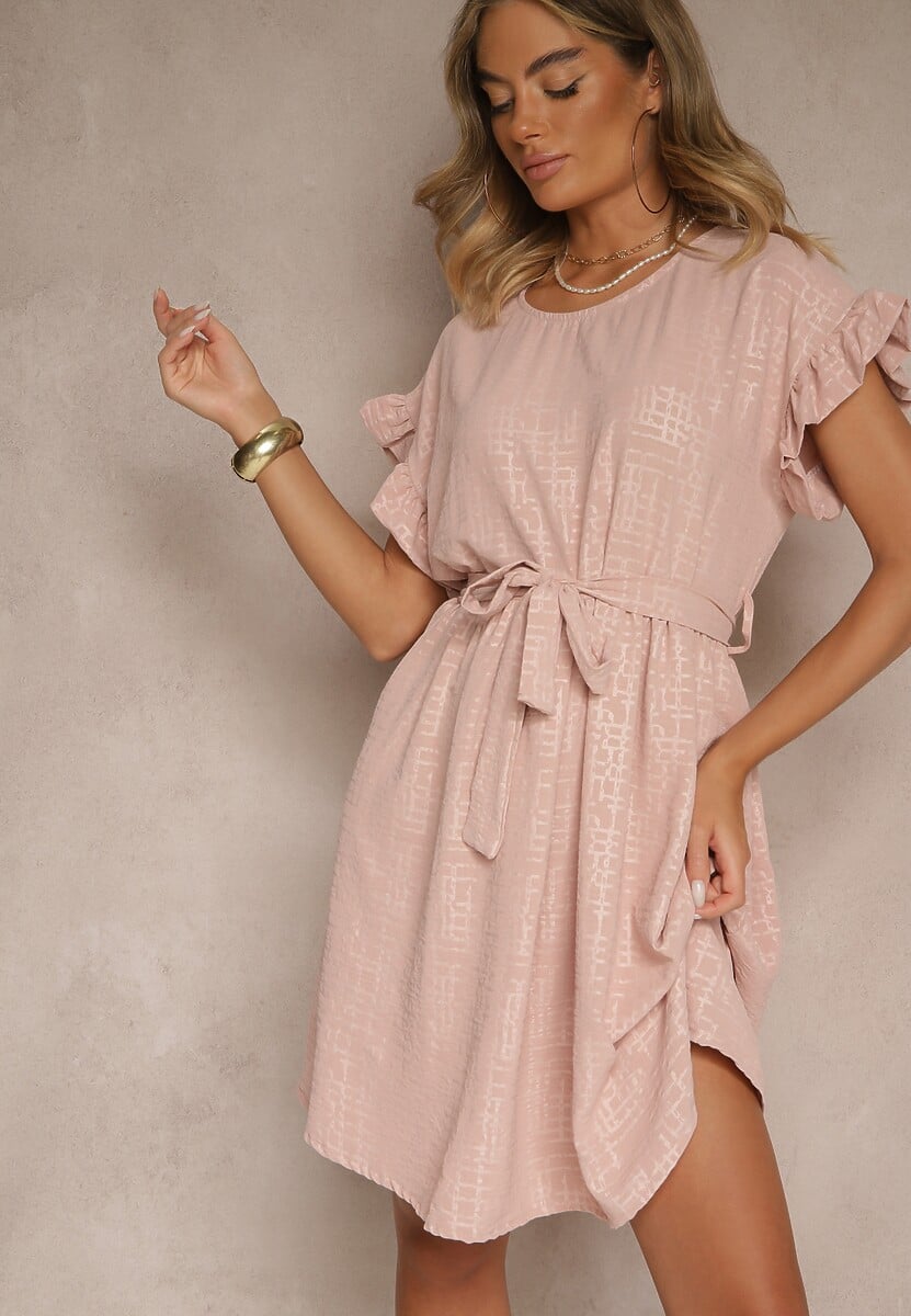 Biała Sukienka z Paskiem i Falbankami przy Rękawach Folunelle