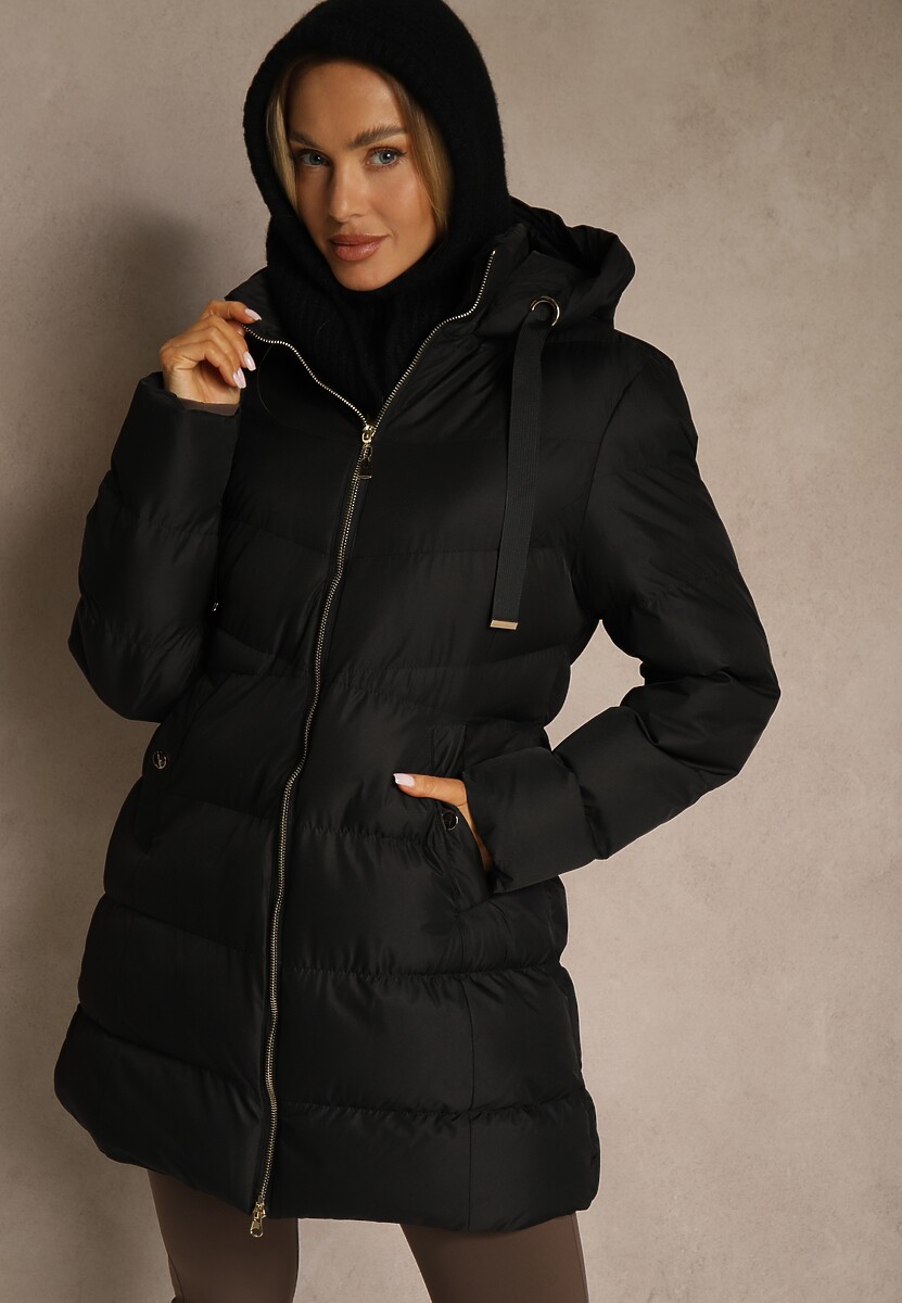Czarna Kurtka Pikowana o Długim Kroju z Kapturem i Suwakiem Dwukierunkowym Naomira
