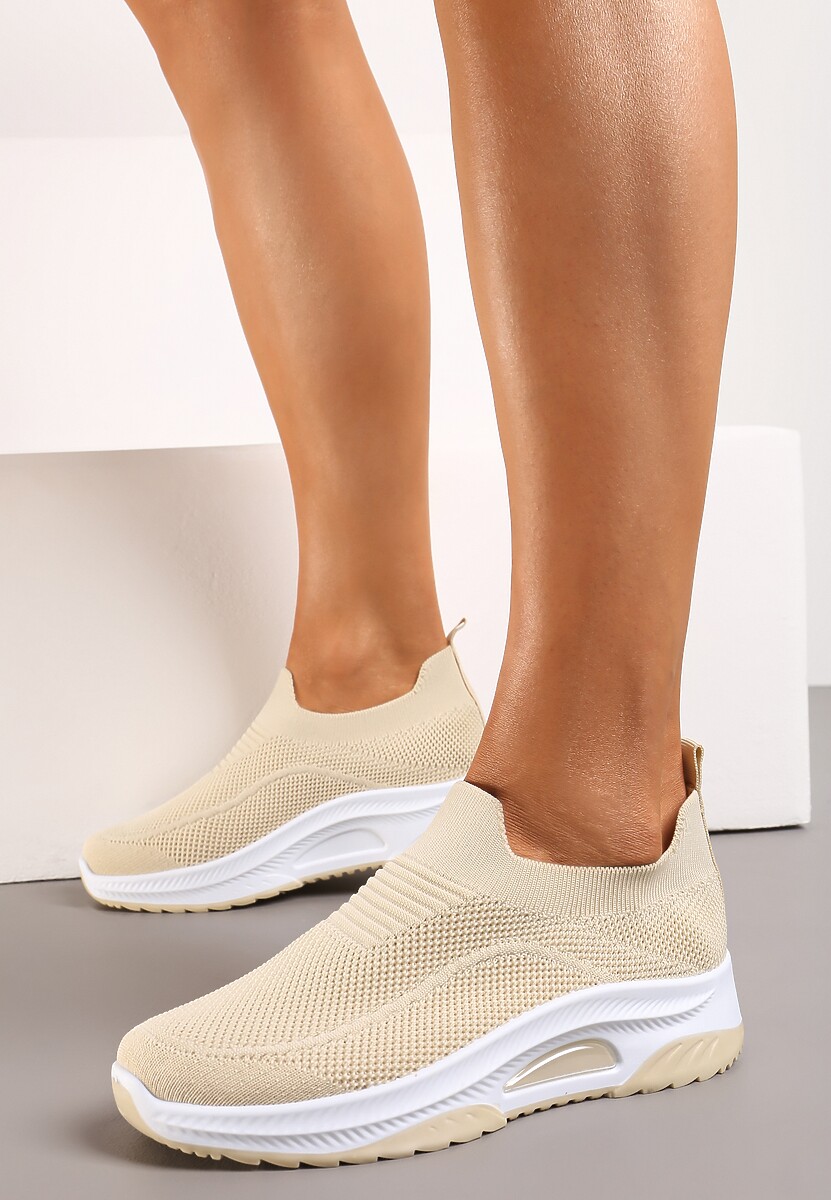 Beżowe Casualowe Buty Sportowe na Grubszej Podeszwie Ozdobione Perforacją Fiovena