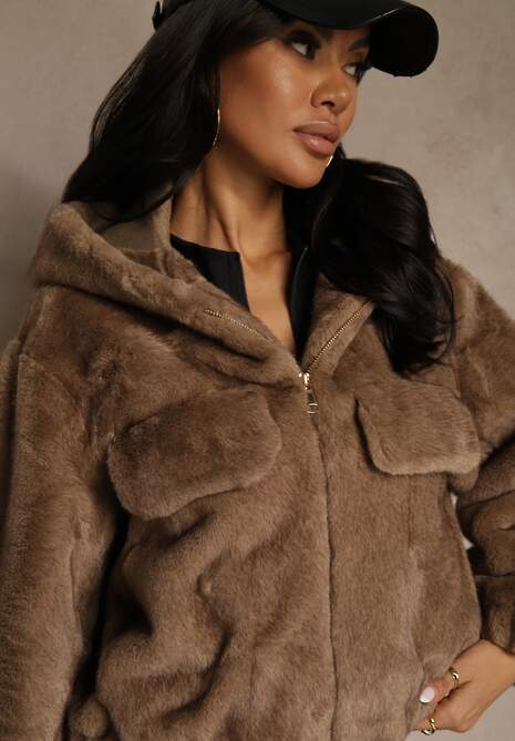 Jasnobrązowa Kurtka Futerko o Kroju Bomberki z Kapturem i Imitacją Kieszeni Awedana