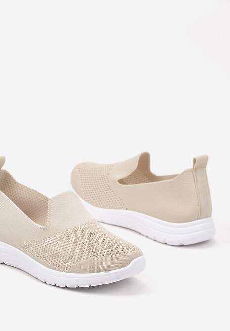 Beżowe Wsuwane Tenisówki z Ozdobną Perforacją Siltia