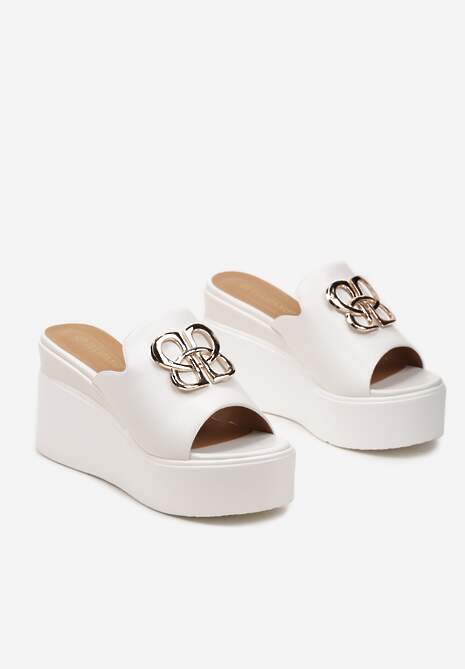 Białe Klapki Ozdobione Złotą Klamrą na Platformie i Koturnie Neonbia