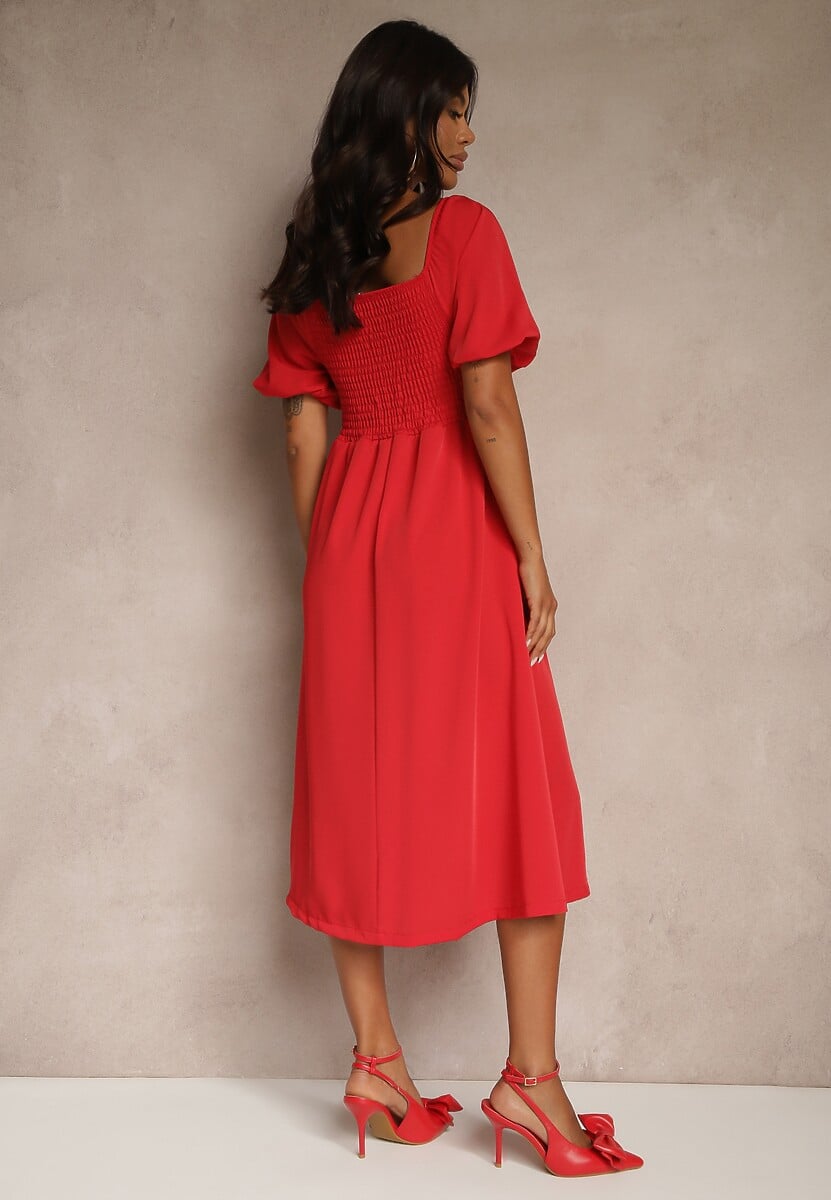 Czerwona Sukienka o Rozkloszowanym Kroju Ozdobiona Bufiastymi Rękawami Kolalira