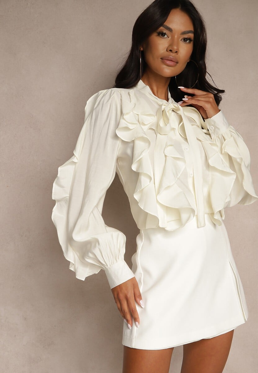 Biała Koszula Zdobiona Falbanami i Wiązaniem przy Szyi Ravissa