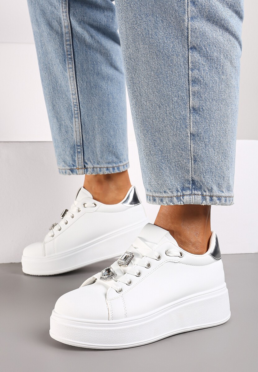 Biało-Srebrne Sneakersy z Biżuteryjnymi Aplikacjami i Platformą Tanami