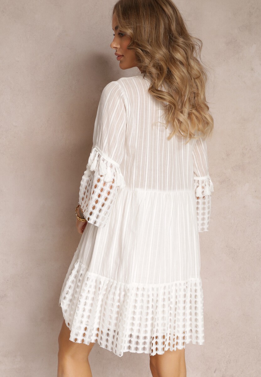 Biała Sukienka Mini z Bawełny z Koronkowym Dekoltem i Ozdobnymi Rękawami 3/4 Chlona