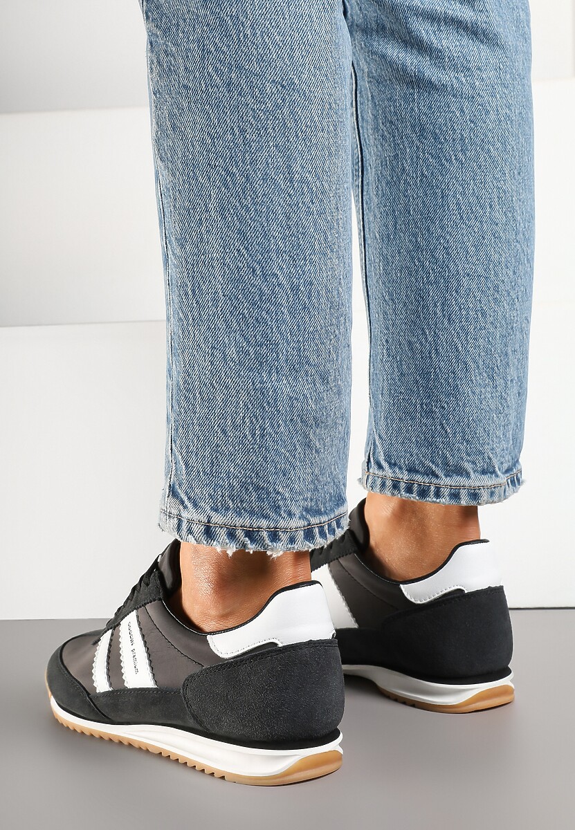 Czarno-Białe Sneakersy ze Skórzaną Wkładką i Ozdobnymi Paskami Nasnella