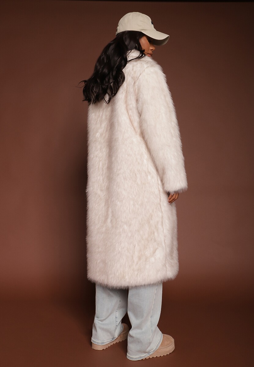 Biały Elegancki Płaszcz z Miękkiego Futra z Wsuwanymi Kieszeniami Inatrella