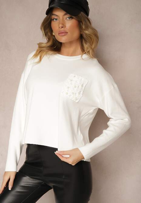 Biały Pudełkowy Sweter Zdobiony Wzorzystą Kieszonką Zeanila