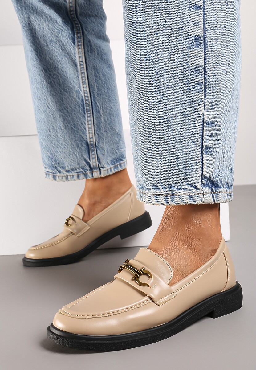 Beżowe Mokasyny na Płaskiej Podeszwie Ozdobione Metaliczną Aplikacją Evaretha