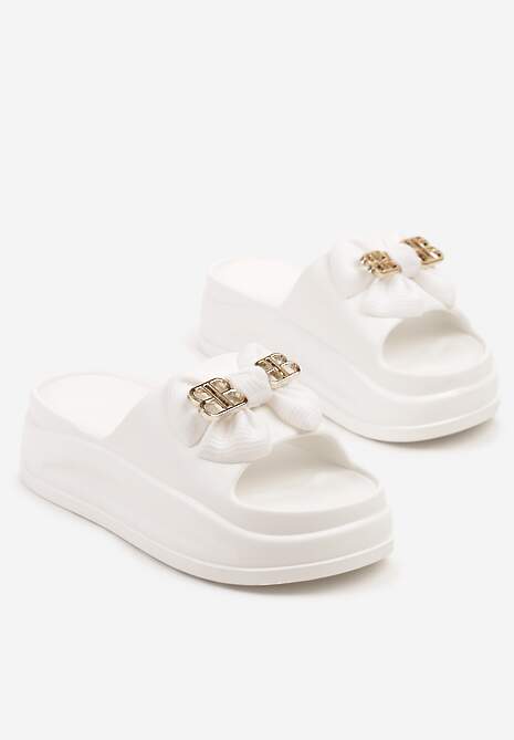 Białe Klapki Ozdobione Metalową Aplikacją i Kokardką Felalera