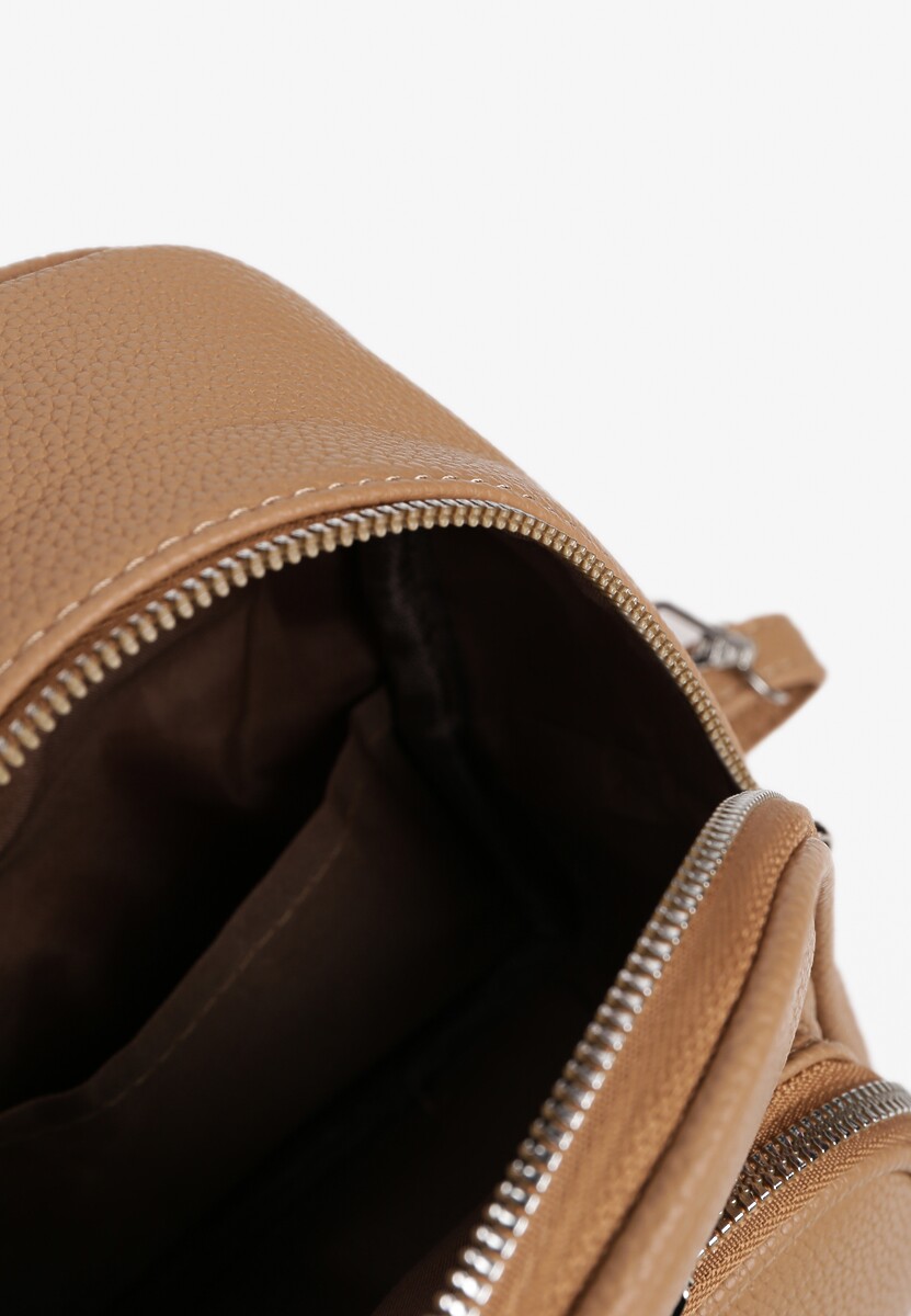 Beżowy Mały Plecak Zdobiony Metalowym Detalem Wyposażony w Dodatkową Kieszeń Savarosa