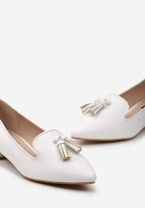 Białe Mokasyny Loafersy Ozdobione Frędzlami i Kolorową Plecionką Tiules