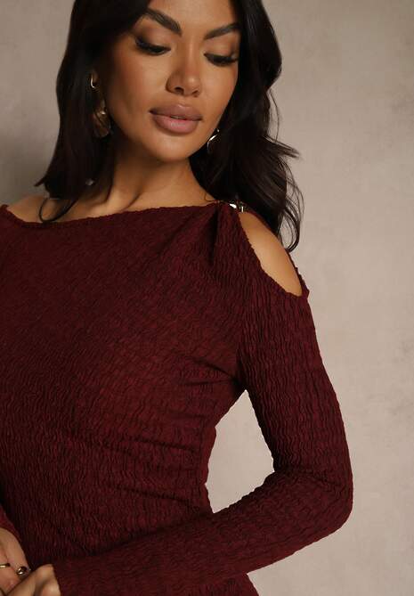 Bordowa Sukienka o Dopasowanym Kroju Ozdobiona Metaliczną Aplikacją Reittia