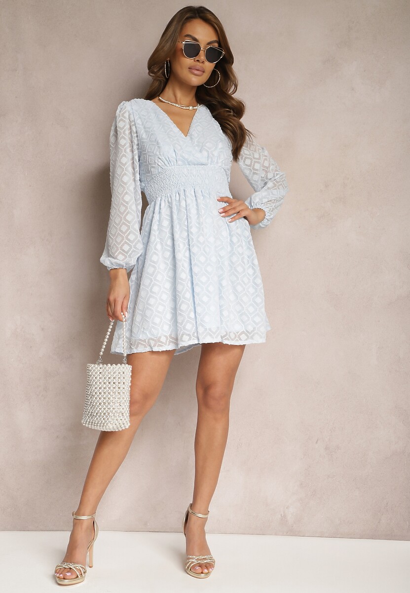 Niebieska Sukienka z Gumką w Talii Kopertowym Dekoltem i Geometrycznym Wzorem na Siateczce Marixita