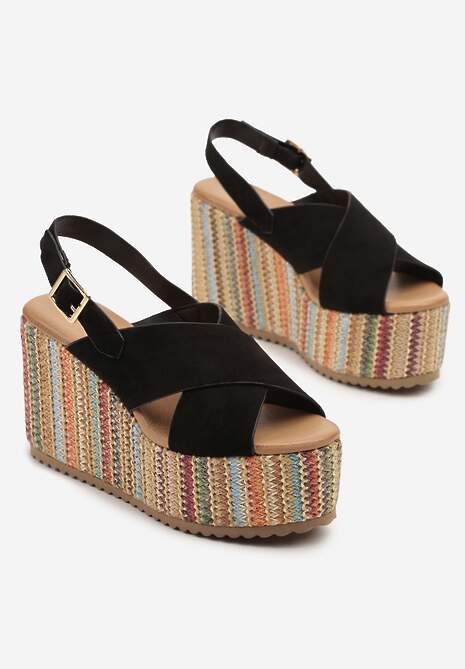 Czarne Sandały na Koturnie Ozdobionym Plecionką Meradrela