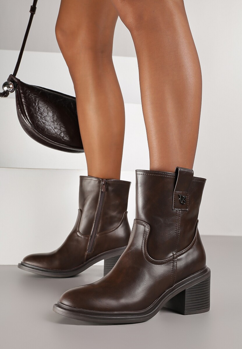 Ciemnobrązowe Botki Vices na Słupku Ozdobione Aplikacją Liter Lorrise