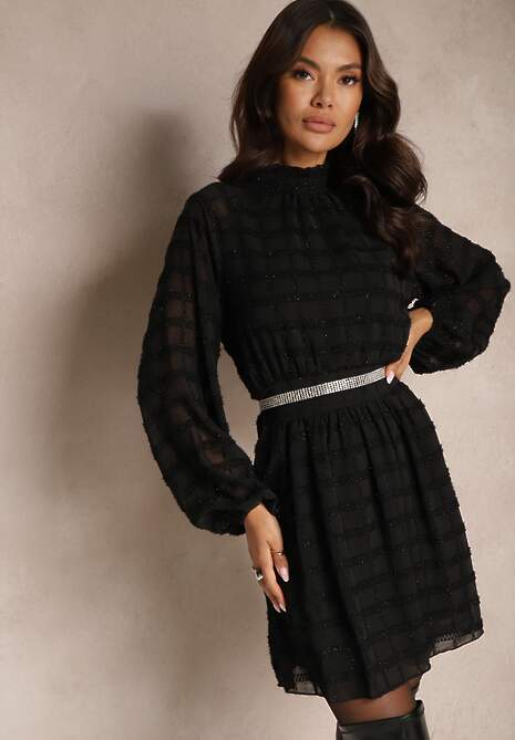 Czarna Rozkloszowana Sukienka ze Stójką i Gumką w Talii Zdobiona Metaliczną Nicią Vencira