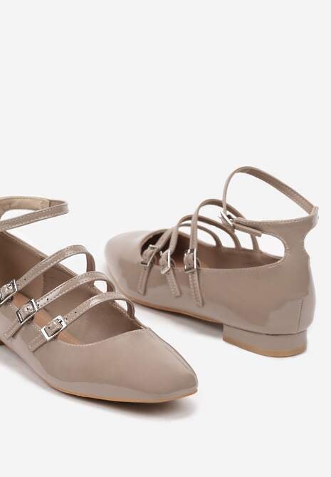 Ciemnobeżowe Czółenka Lakierowane na Płaskiej Podeszwie Wykończone Paseczkami i Sprzączkami Tinashira