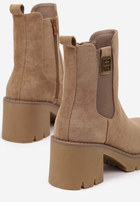 Ciemnobeżowe Botki na Słupku w Stylu Sztybletów z Metaliczną Ozdobą Resilaine