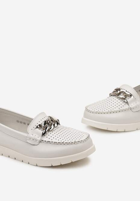 Białe Mokasyny Ozdobione Łańcuszkiem i Perforacja z Wkładką ze Skóry Naturalnej Vecera