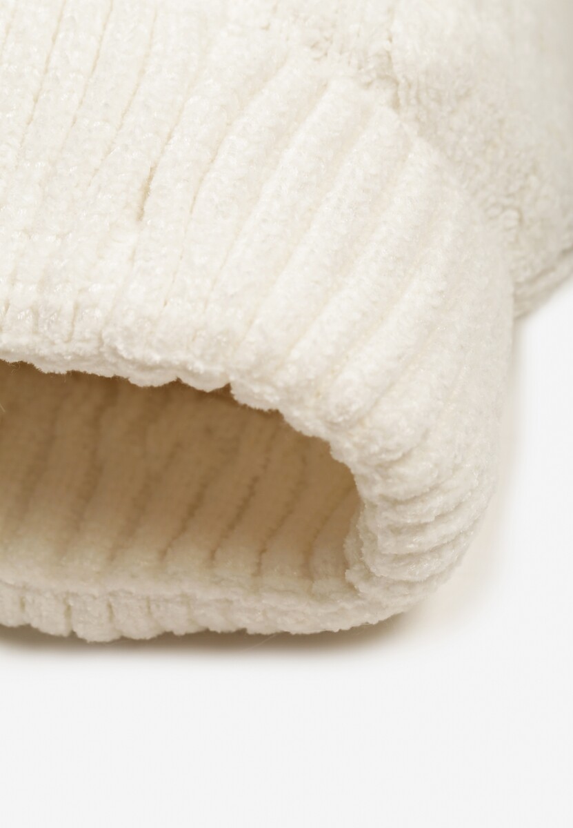 Beżowa Czapka w Ozdobny Warkoczowy Splot z Pomponem Emmilae