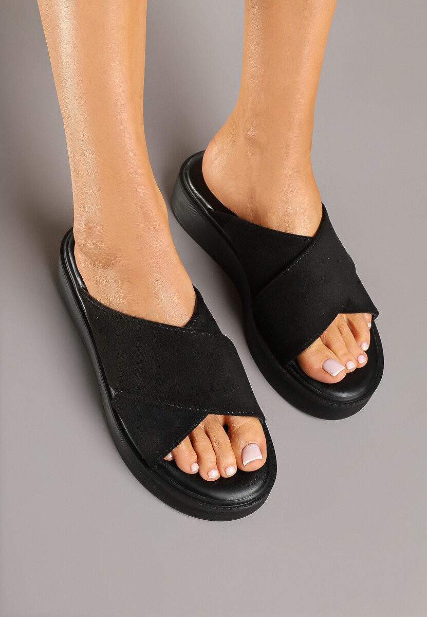 Czarne Klapki na Grubej Podeszwie Ozdobione Szerokimi Paskami Fellio