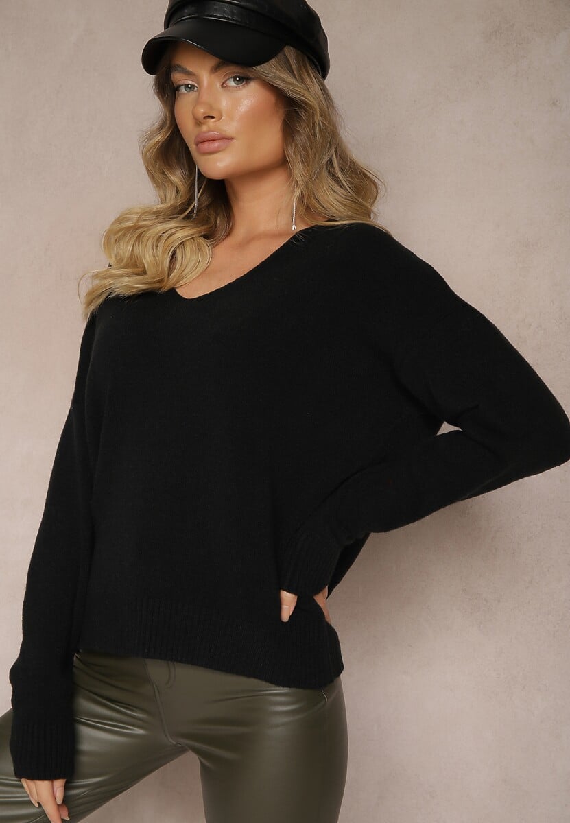 Czarny Sweter z Trójkątnym Dekoltem Vititana