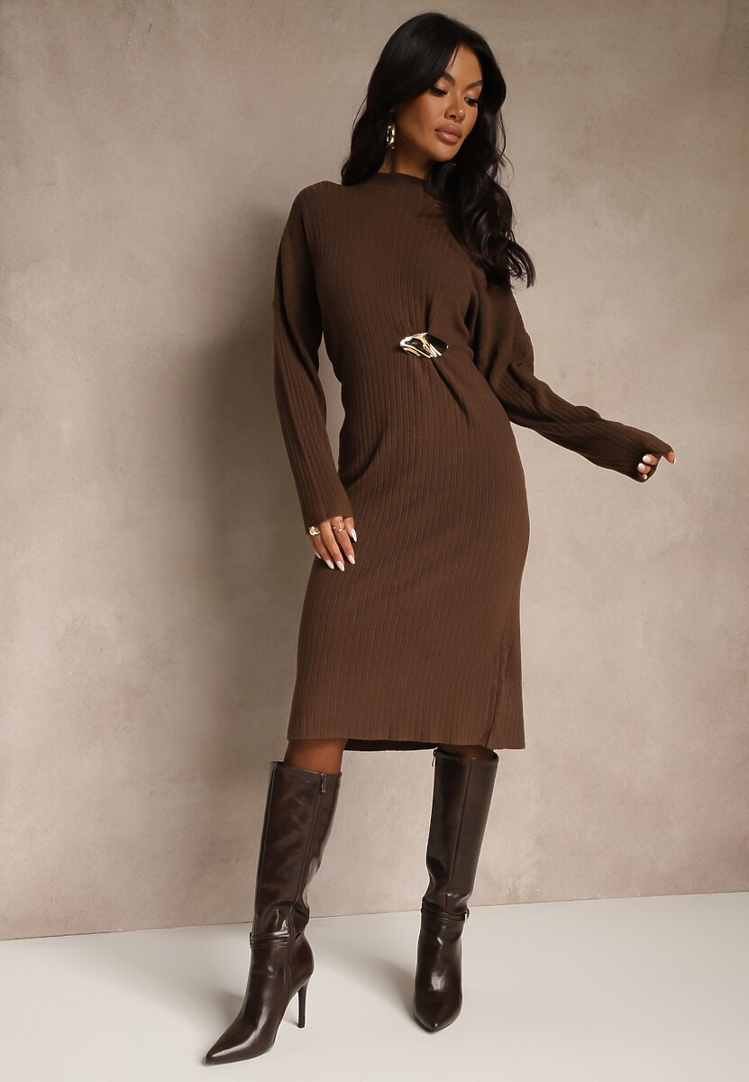 Brązowa Sukienka Sweterkowa z Wiskozą Ozdobiona Metaliczną Broszką Titavea