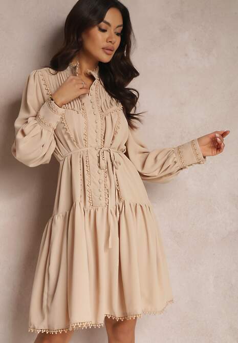 Jasnobeżowa Koszulowa Sukienka z Ażurowymi Tasiemkami i Stójką Chehi