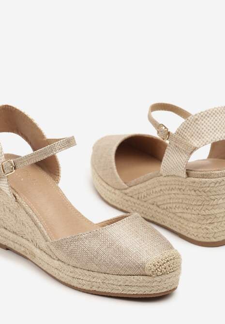 Złote Sandały na Koturnie Ozdobione Plecionką Talunissa