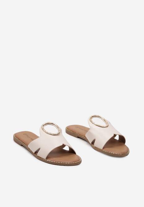 Beżowe Casualowe Klapki na Płaskiej Podeszwie Ozdobione Metaliczną Wstawką i Wycięciami Surubia