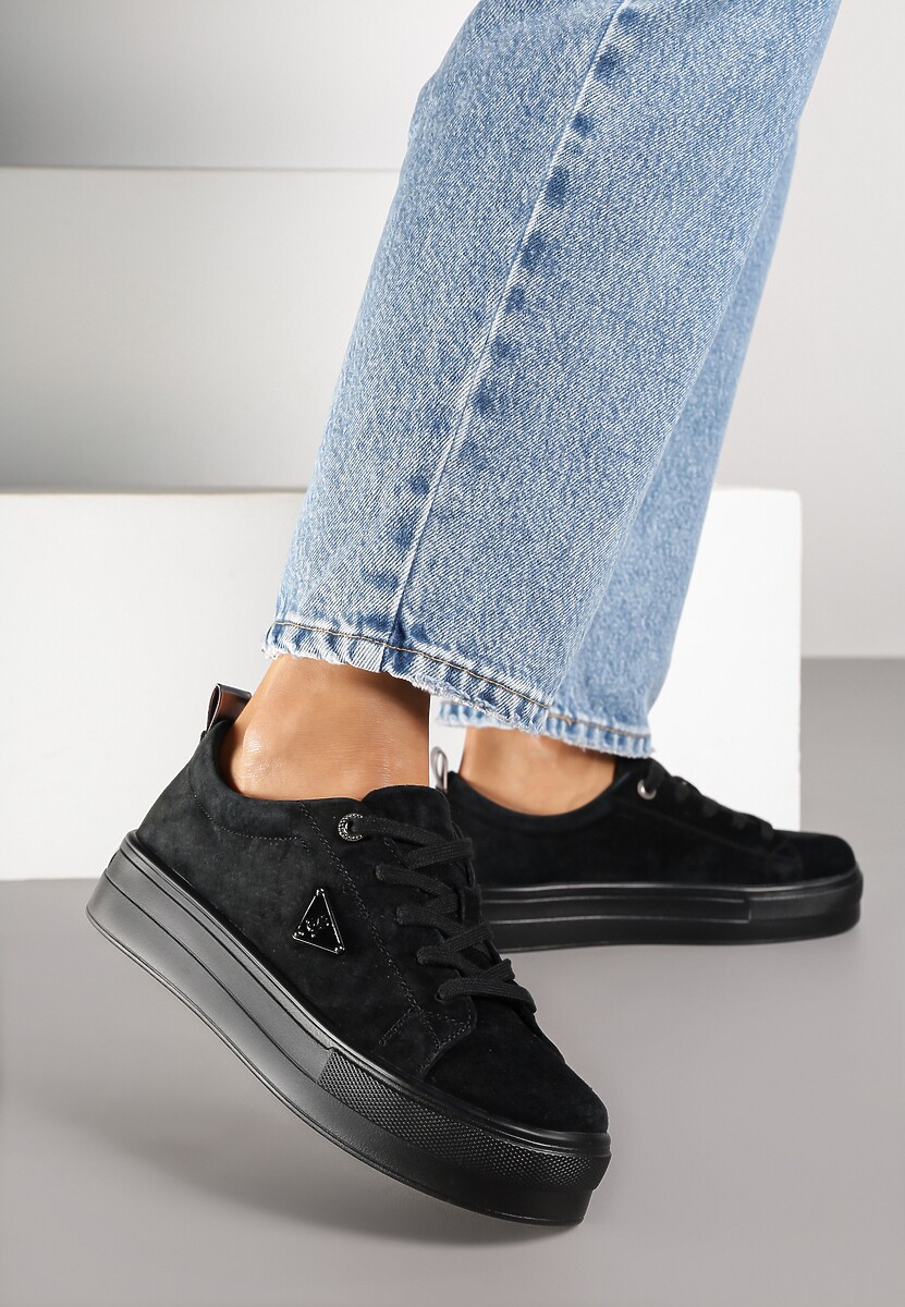 Czarne Sneakersy na Platformie z Zamszu Naturalnego Ozdobione Aplikacją Beliale