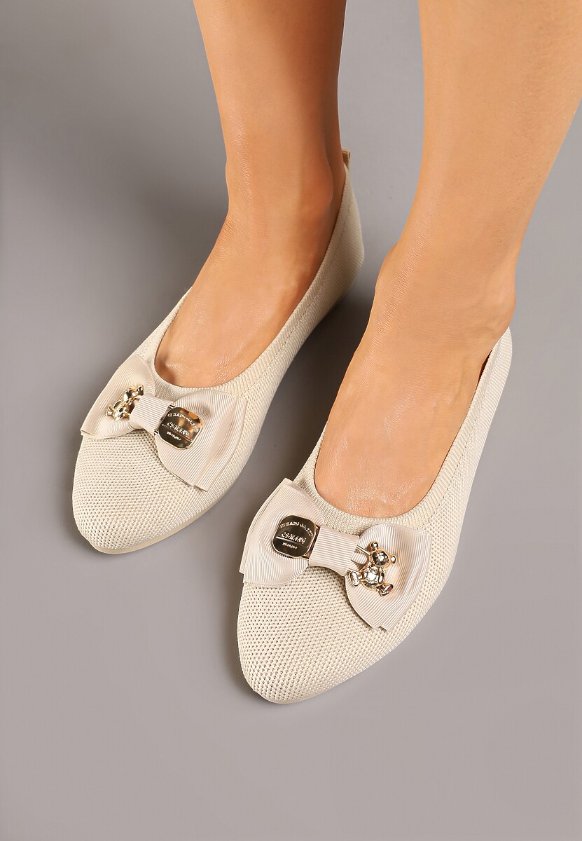 Beżowe Balerinki Ozdobione Metalicznymi Aplikacjami i Kokardą Bretella