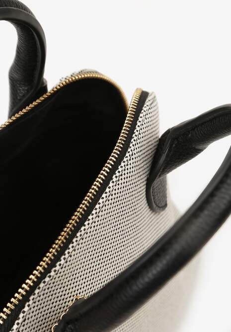 Czarna Torebka z Rączką i Paskiem z Regulacją ze Wstawkami z Ekoskóry i Brelokiem Bonnia