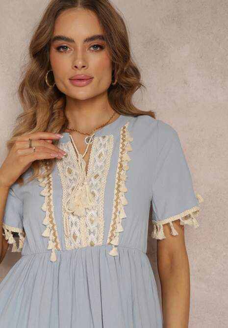 Niebieska Rozkloszowana Sukienka Midi z Gumką w Talii i Ozdobnym Dekoltem Shotomi