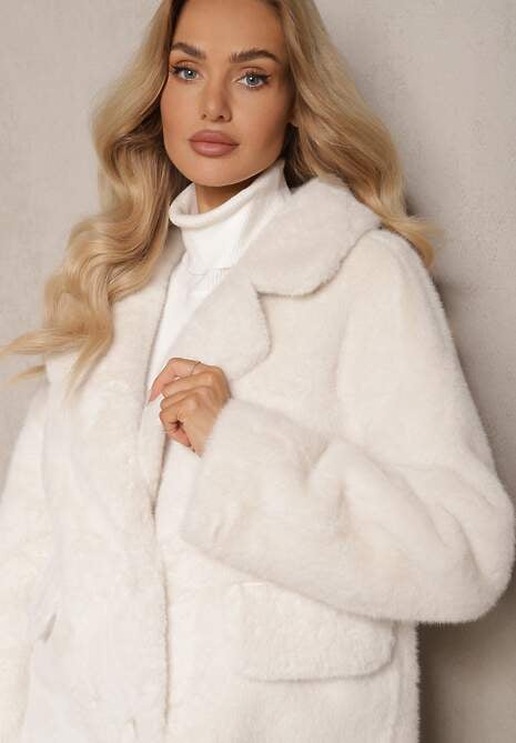 Biały Płaszcz z Futra z Zapięciem na Guziki i Wsuwanymi Kieszeniami Paritha